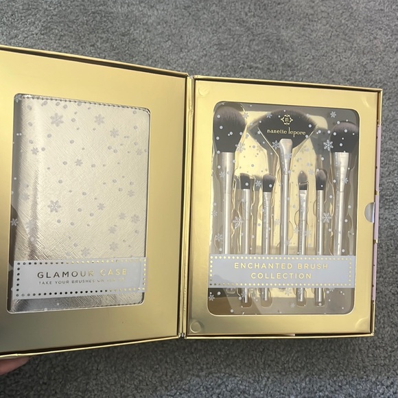 Brand new makeup brushes and case - Picture 1 of 3